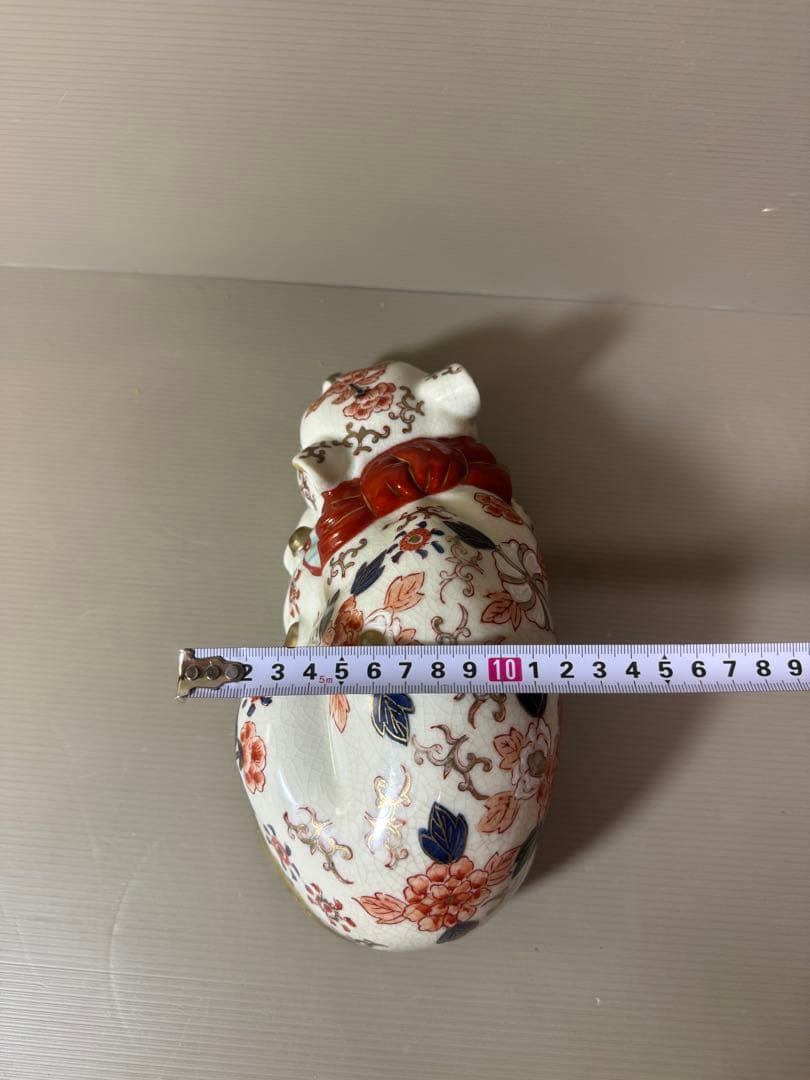 2780 伊万里　眠り猫　金鈴　 牡丹花文様　置物　縁起物