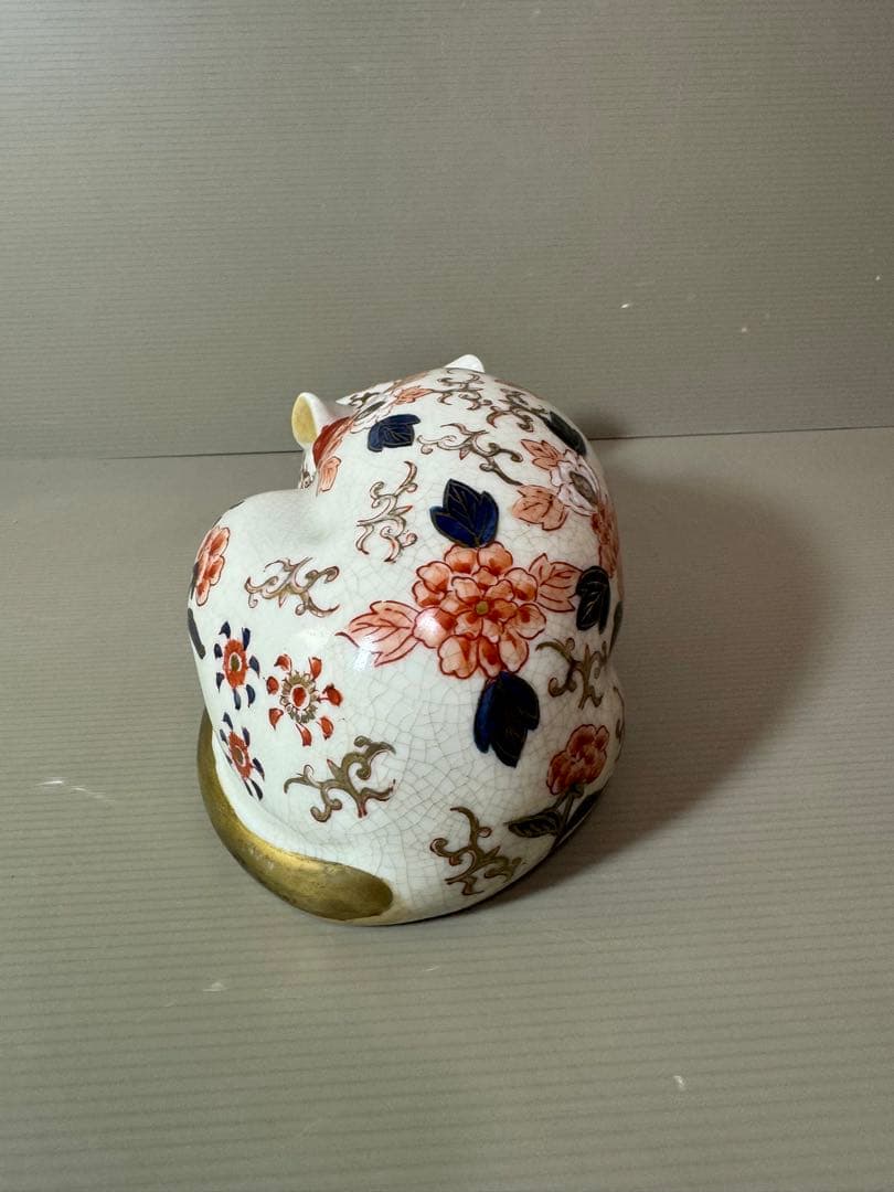 2780 伊万里　眠り猫　金鈴　 牡丹花文様　置物　縁起物