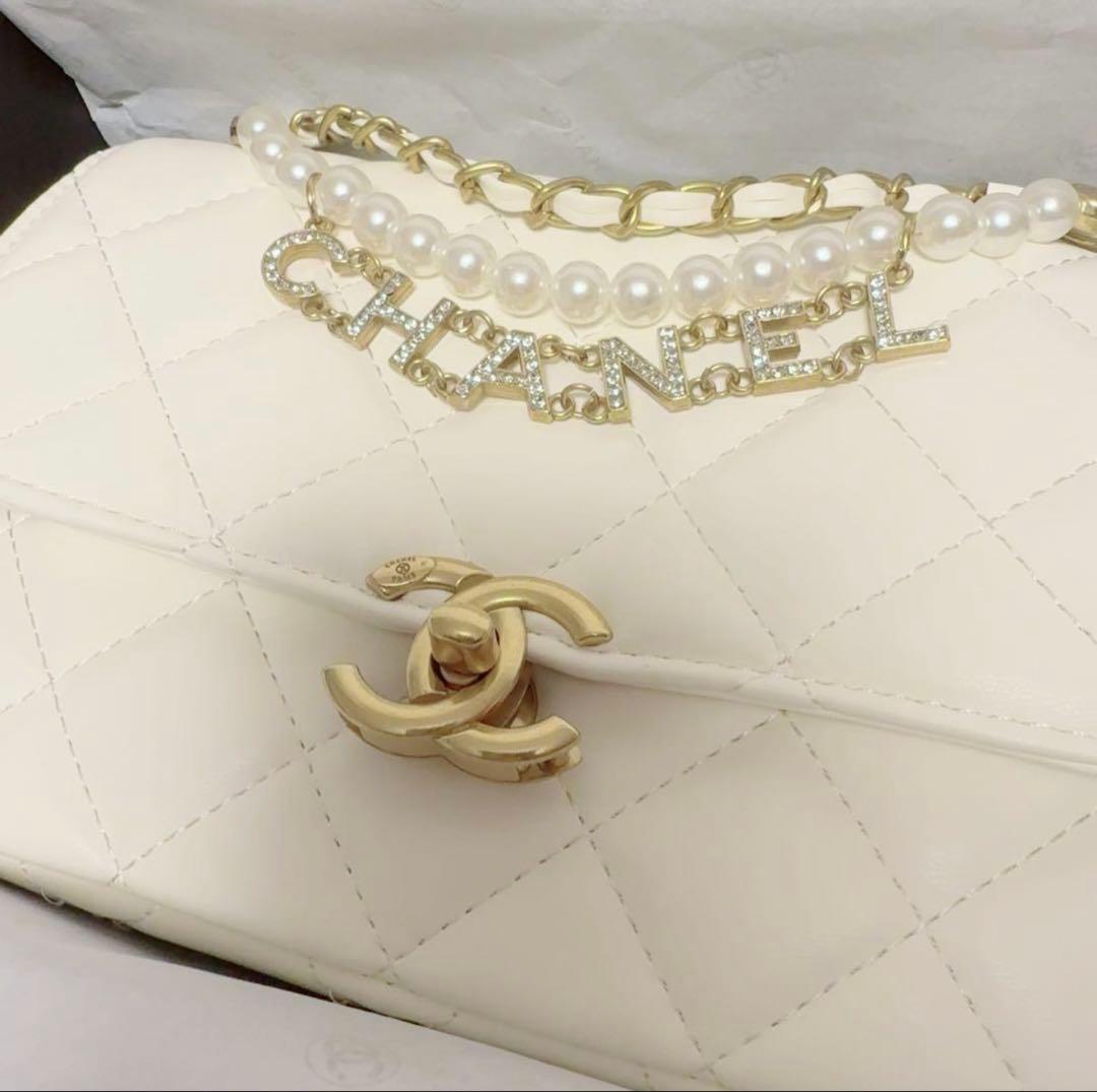 CHANEL キルティングショルダーバッグパールチェーン ロゴノベルティ