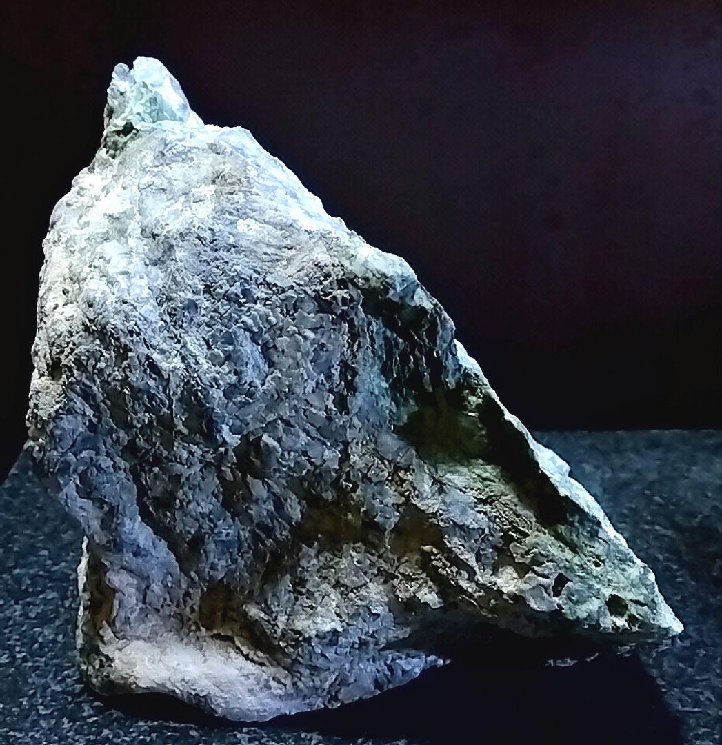 ★翡翠原石★糸魚川転石硬玉【横川・川ズレ・カチ割り2.6kg】