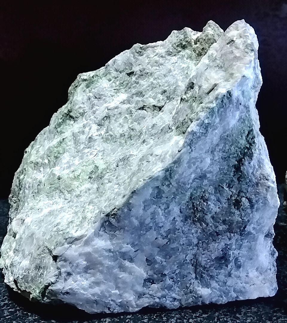 ★翡翠原石★糸魚川転石硬玉【横川・川ズレ・カチ割り2.6kg】