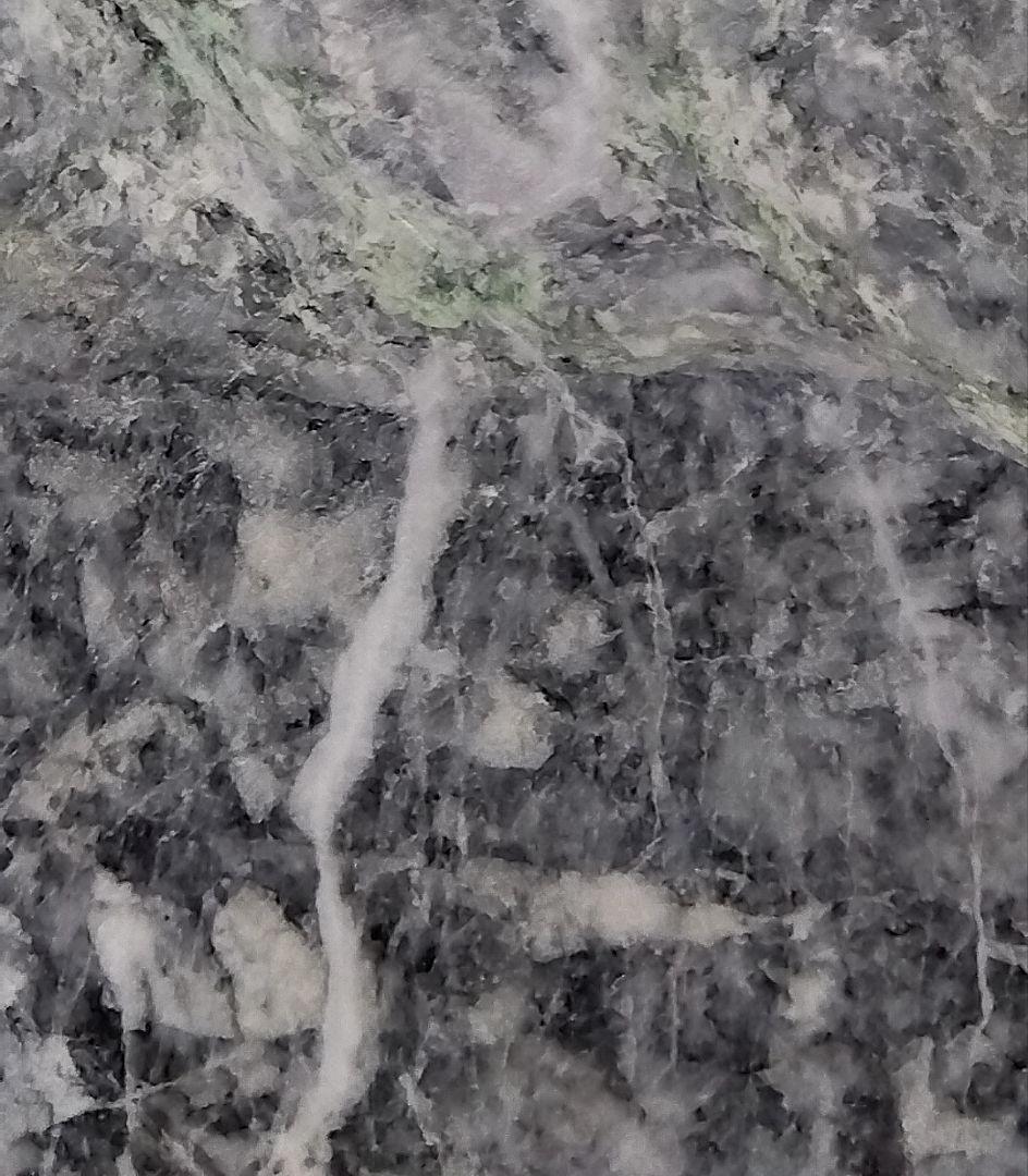 ★翡翠原石★糸魚川転石硬玉【横川・川ズレ・カチ割り2.6kg】