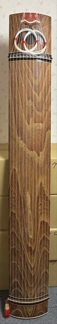 13弦お琴です。弦も新し目で、琴柱も付いて、音色の良く、琴柱の倒れた跡も少ない