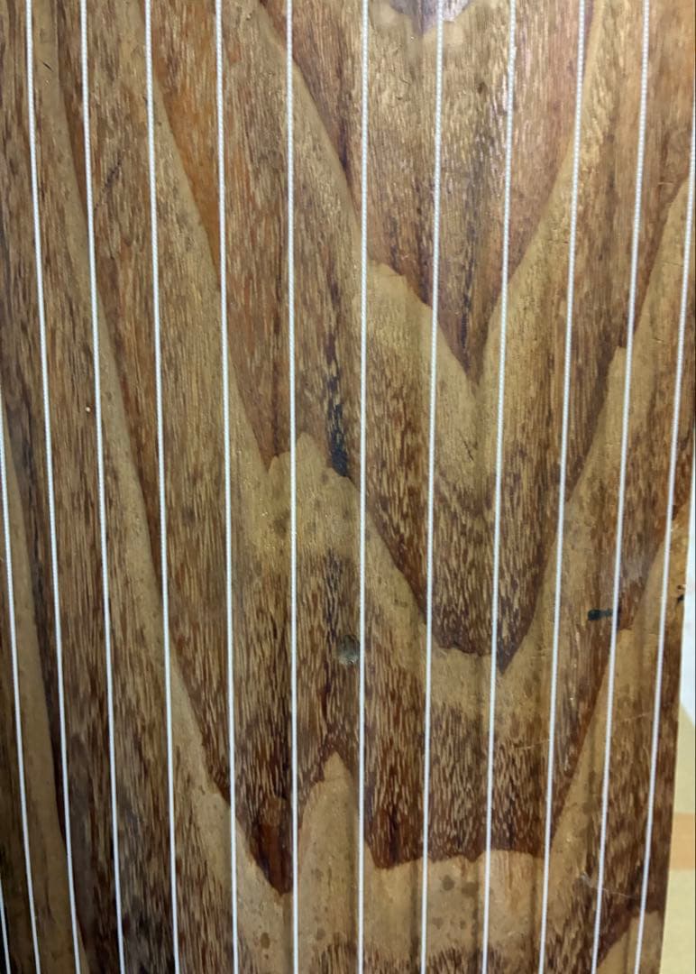 13弦お琴です。弦も新し目で、琴柱も付いて、音色の良く、琴柱の倒れた跡も少ない