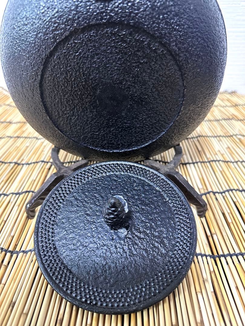 未使用、保管品、付属品付　南部岩鋳造　１８型平アラレ　南部鉄瓶　南部鉄器　鉄瓶