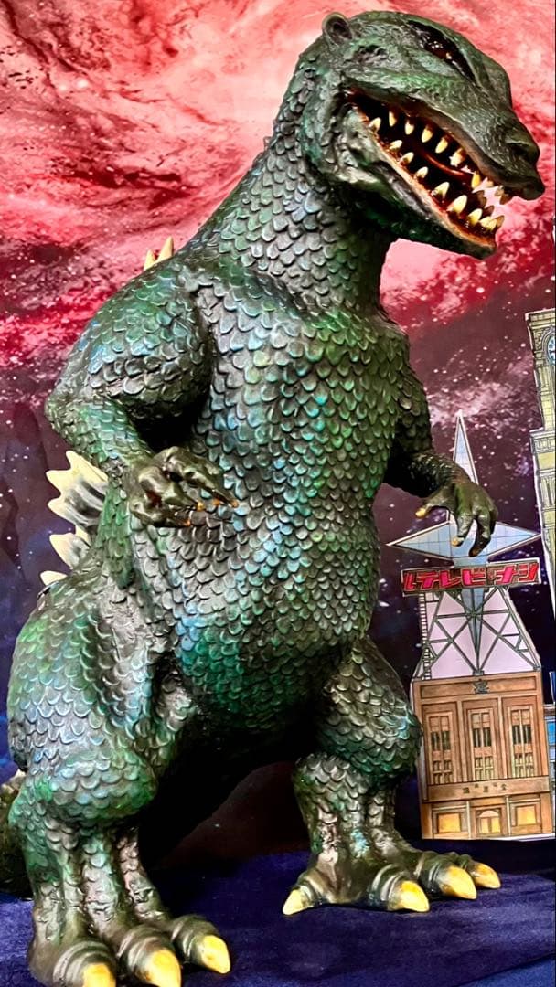 ウロコ・ゴジラ雛型レジンキット& 銀座書き割りセット完成品&特製ゴジラプレート￼