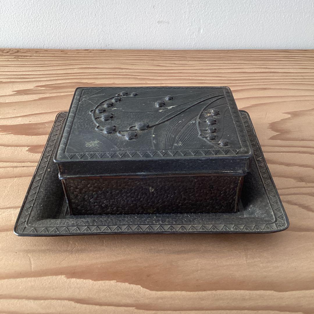 スズランの装飾の煙草入れ　煙草盆　小物入れ　受け皿付　鈴蘭　シガレットケース