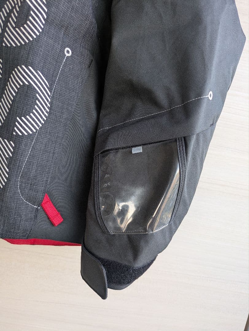 デサント 子ども用スキーウェア /サイズ調整可能 黒/赤 着脱フード付き130