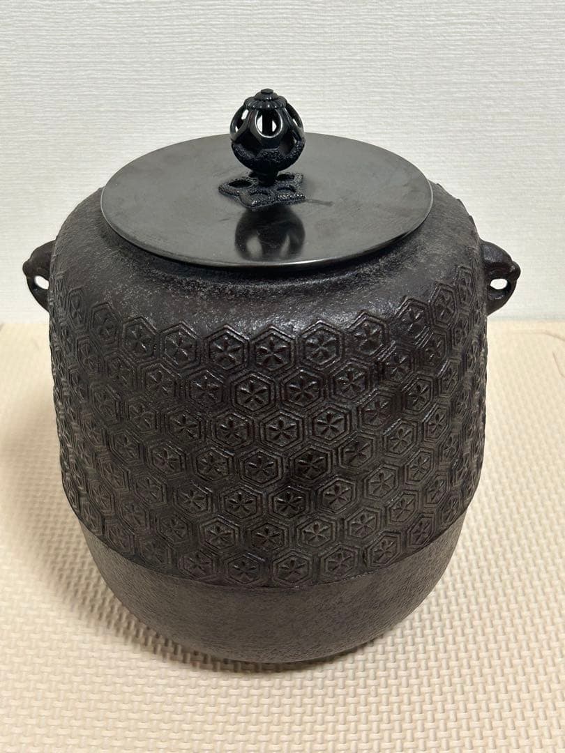 鉄製茶釜　菊池政光　亀甲地紋