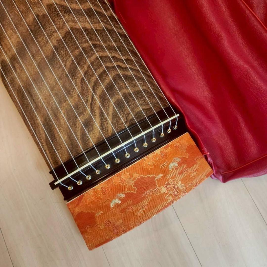 高級琴　綾杉彫り　くり甲　13弦 口前金装飾　竜舌金蒔絵