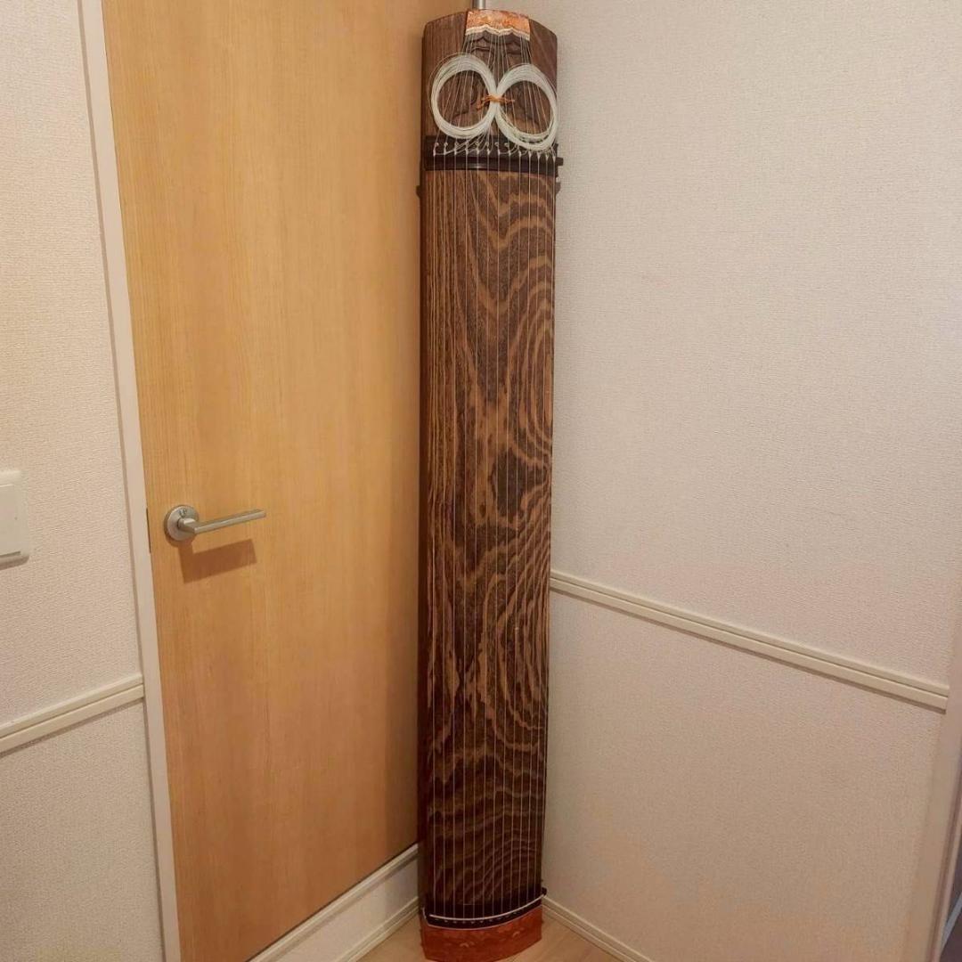 高級琴　綾杉彫り　くり甲　13弦 口前金装飾　竜舌金蒔絵