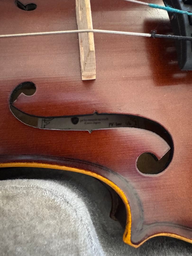 Pretorio バイオリン本体と弓、ハードケースと肩当て付き　1/2サイズ