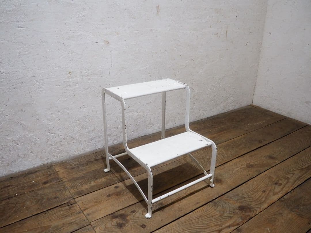 1137 ヴィンテージ　古い鉄の踏み台　ステップ　飾り棚　レトロ　アイアン　階段