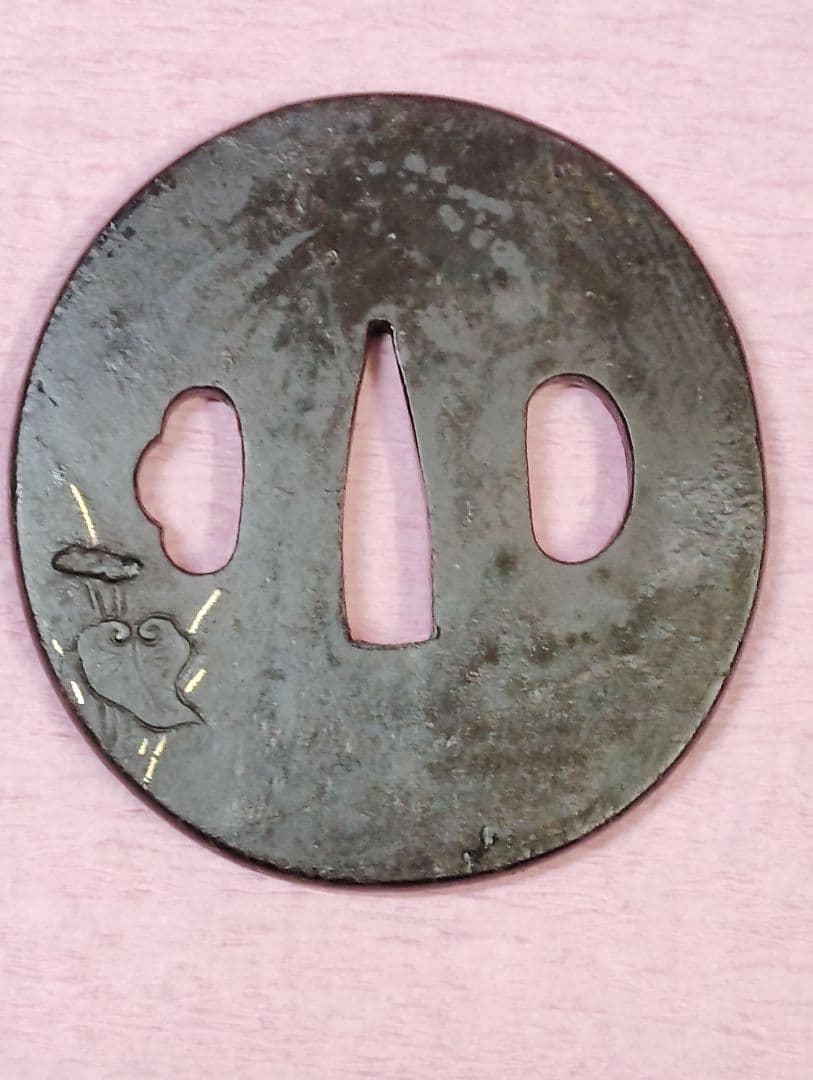 刀装具 鐔 鍔 無銘 鉄地 金象嵌 蝶 葵葉図 丸形鐔 時代物