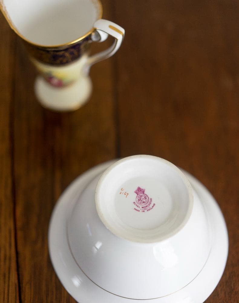 ロイヤルウースター クリーマーとシュガーボウル アーティストのサイン入り