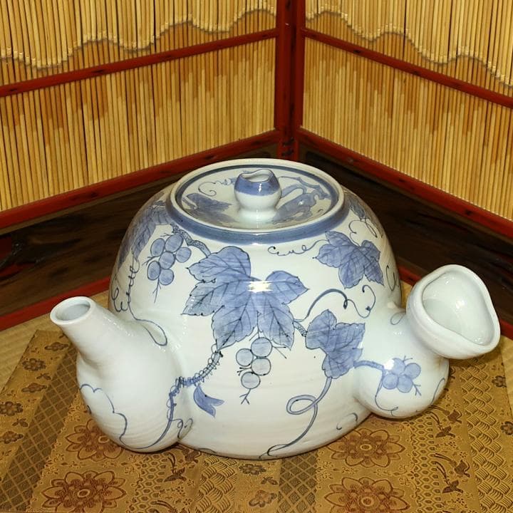 インテリア置物・オブジェ・華道　花器　大型急須型花瓶　染付ぶどう