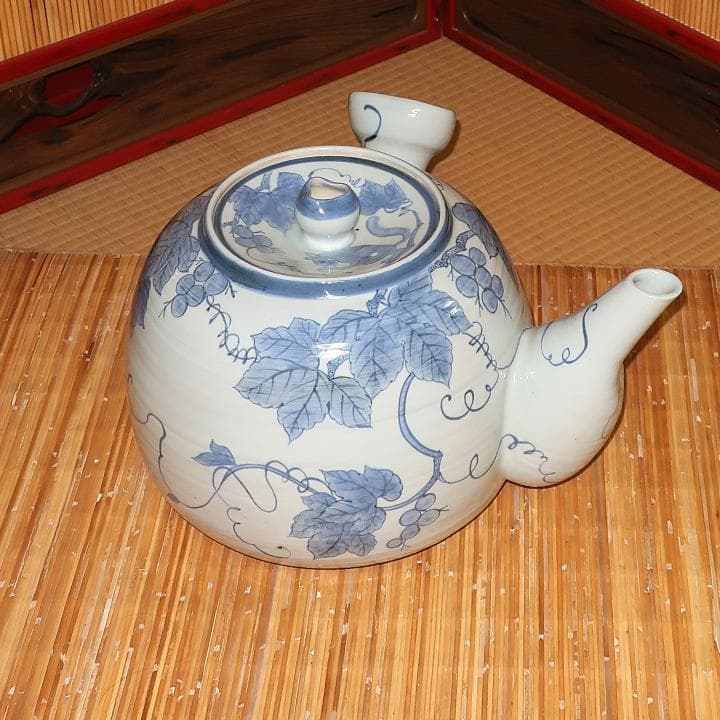 インテリア置物・オブジェ・華道　花器　大型急須型花瓶　染付ぶどう