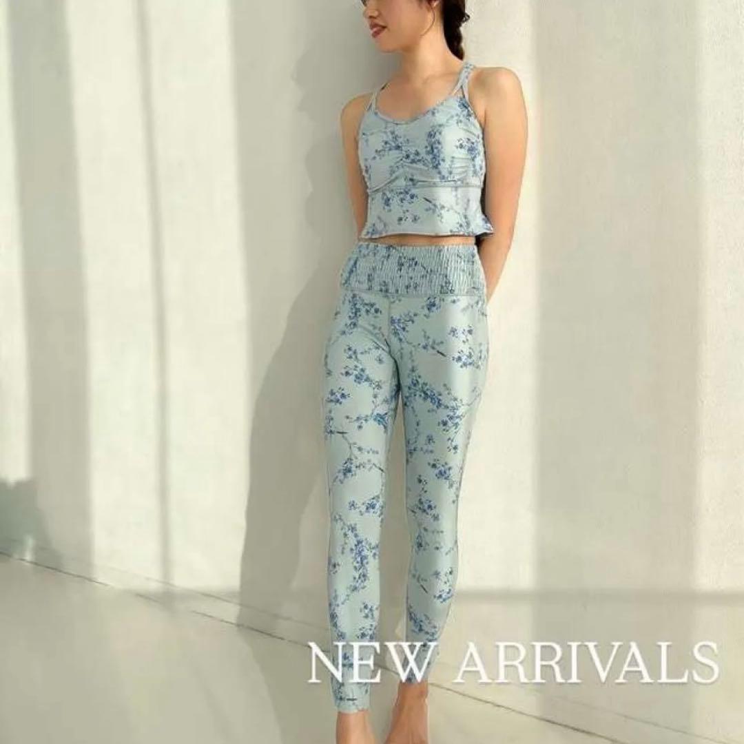 新品 【SUKALA】スプリングフラワーフレアブラトップ　忘れな草　上下　２点