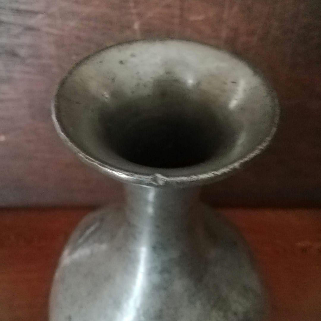 鈍い銀色　荒れた肌　枯れた錫の徳利　花活け　一輪挿し　江戸明治　水漏れあり