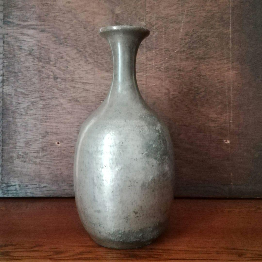 鈍い銀色　荒れた肌　枯れた錫の徳利　花活け　一輪挿し　江戸明治　水漏れあり