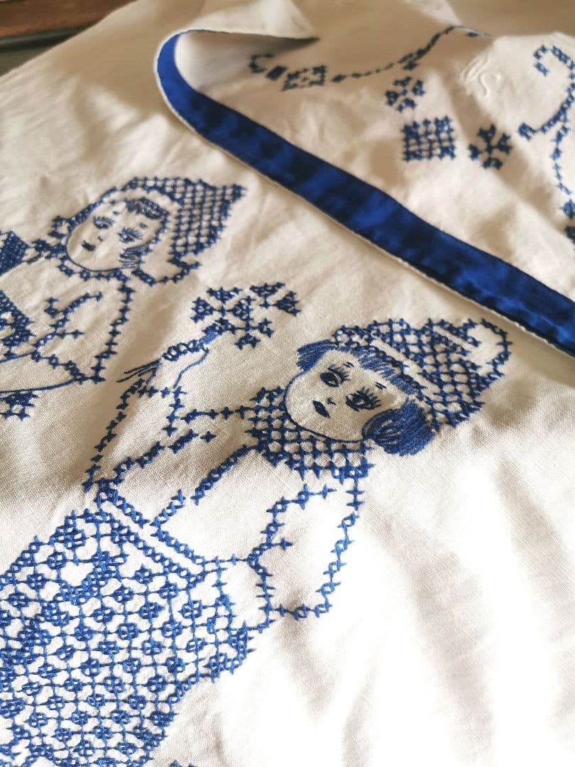 アンティーク オランダ 少女達の青糸刺繍リネン 縦長ドアカーテン 折返し幕パネル