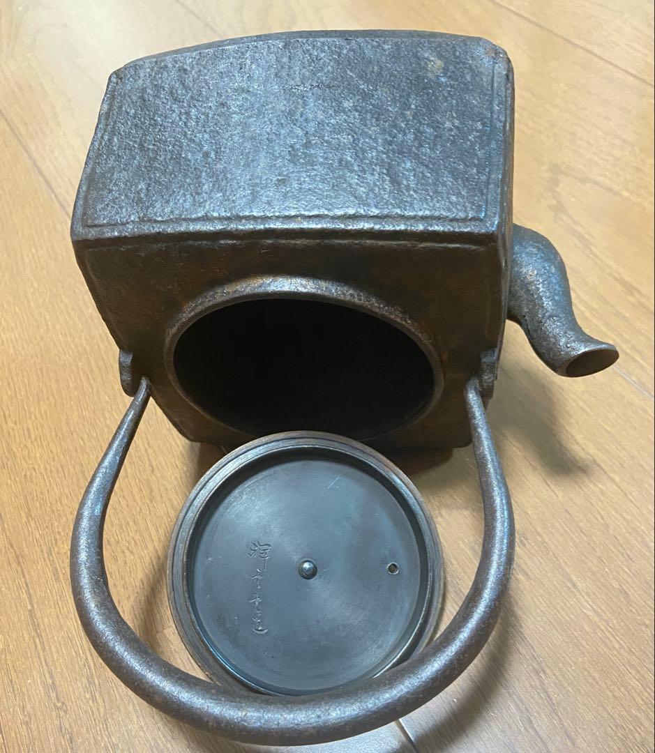 四角鉄瓶　金属装飾付き