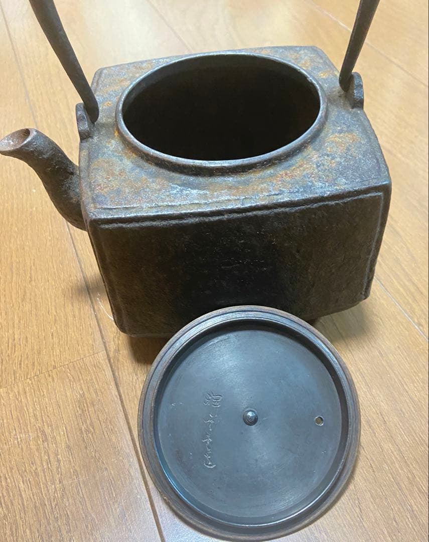 四角鉄瓶　金属装飾付き