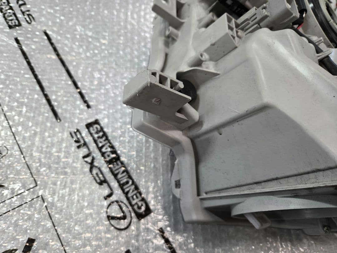 トヨタ　ハイエース　TRH200V　右LEDヘッドライト