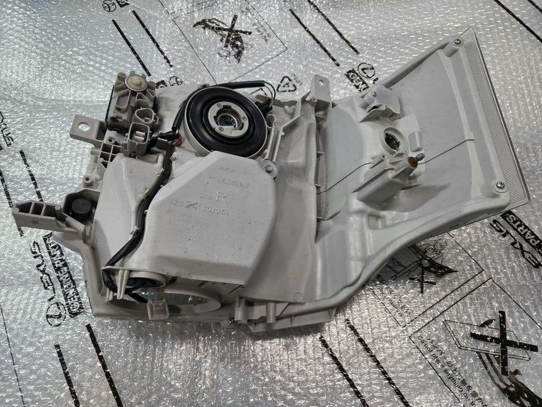 トヨタ　ハイエース　TRH200V　右LEDヘッドライト