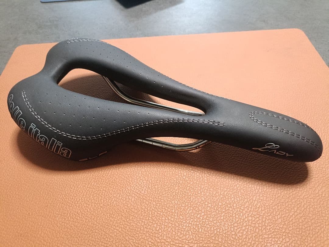 セライタリア サドル　 SLR Lady カーボン