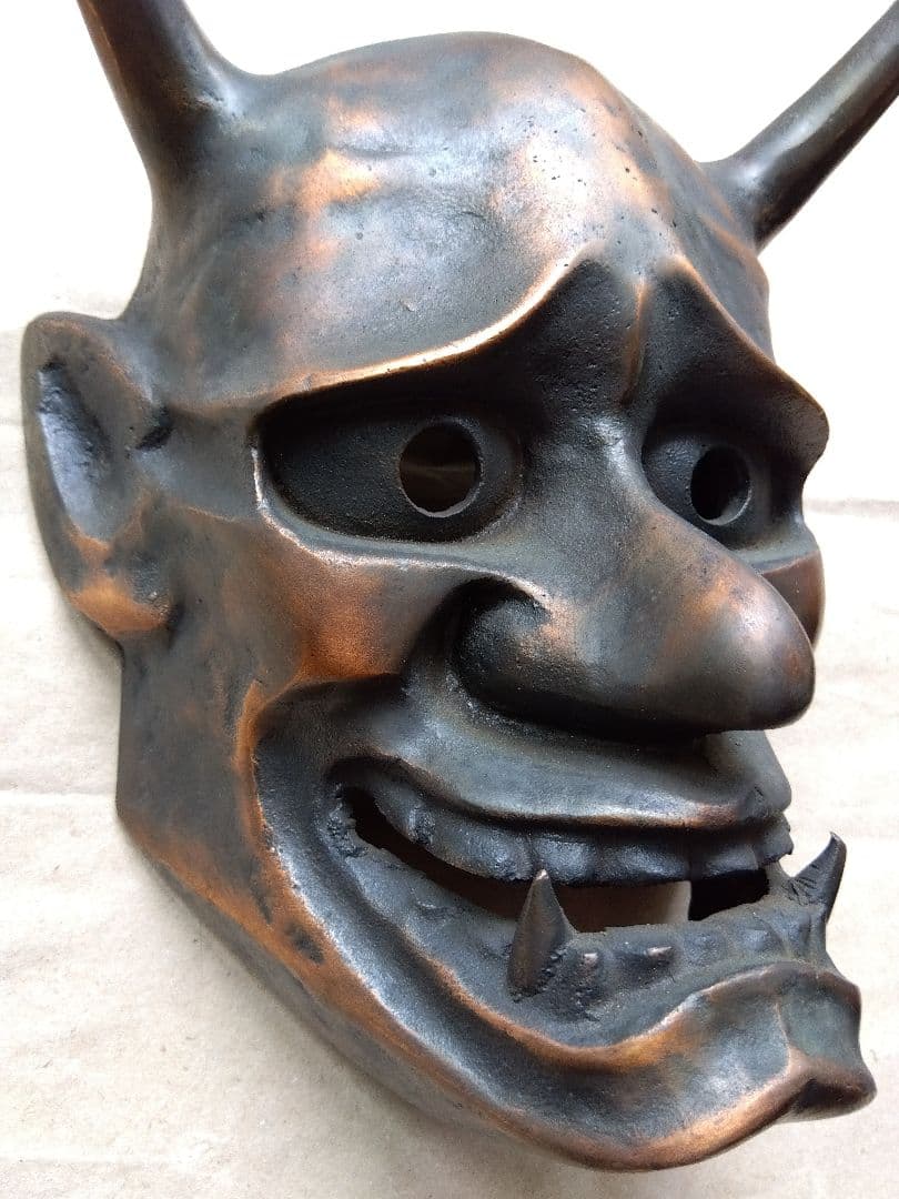 金属製 鬼の顔 彫刻