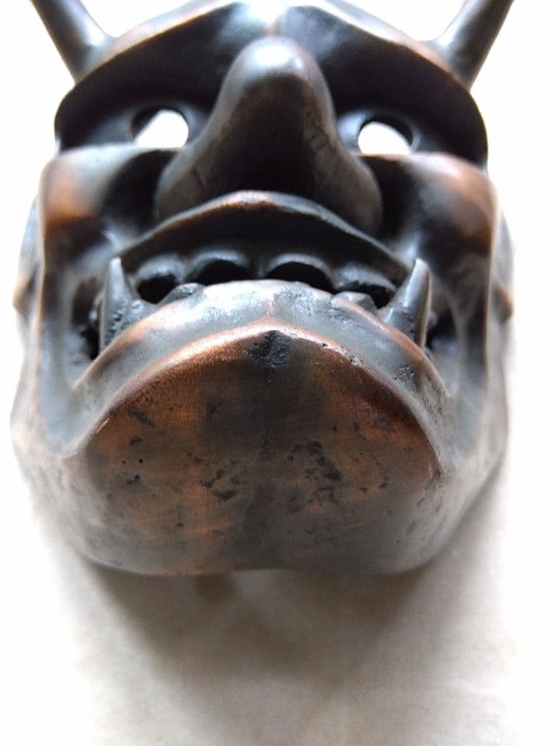 金属製 鬼の顔 彫刻