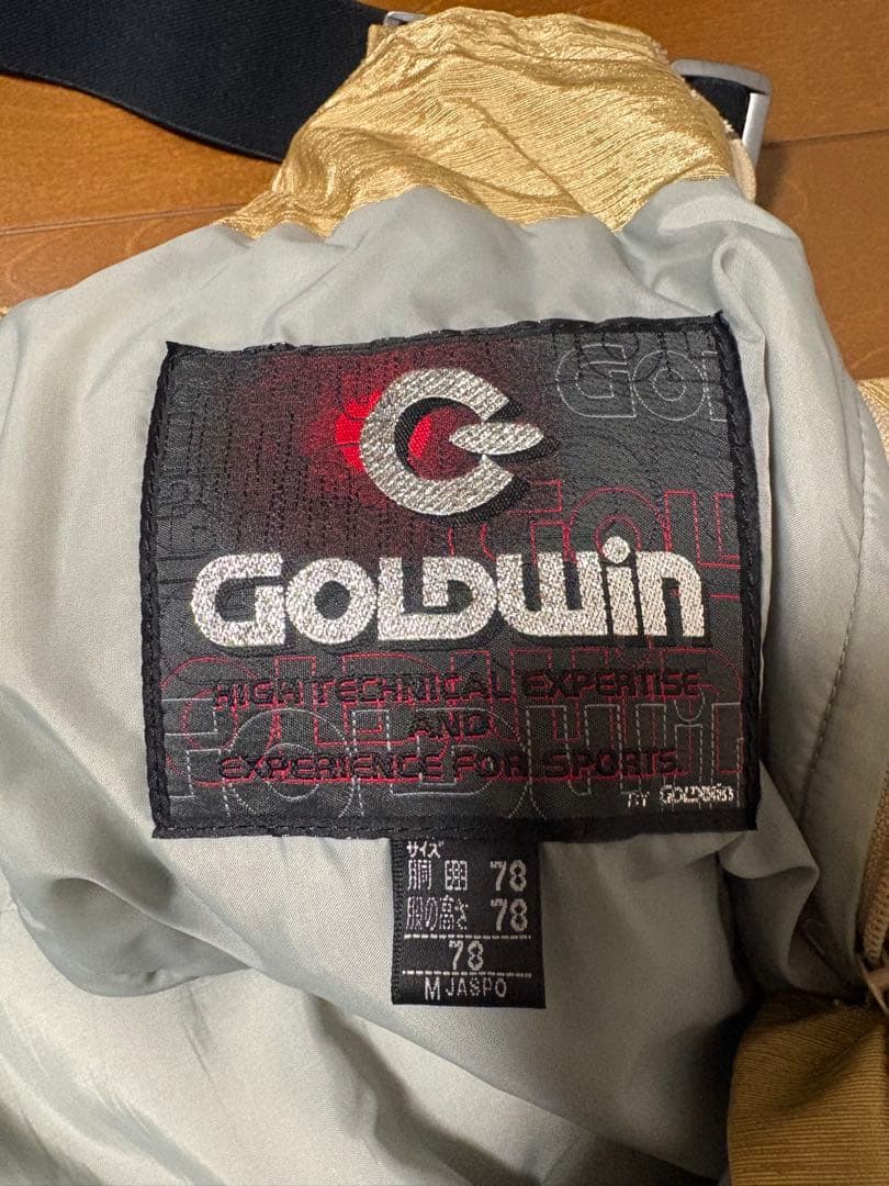 超お買い得！早い者勝ち。ゴールドウィン　スキーウェアメンズ　上下　グローブ付