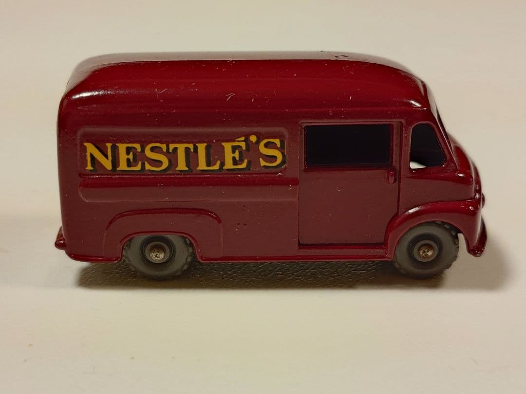 ミニカー MATCHBOX No.69 COMMER 30 CWT VAN Nestles