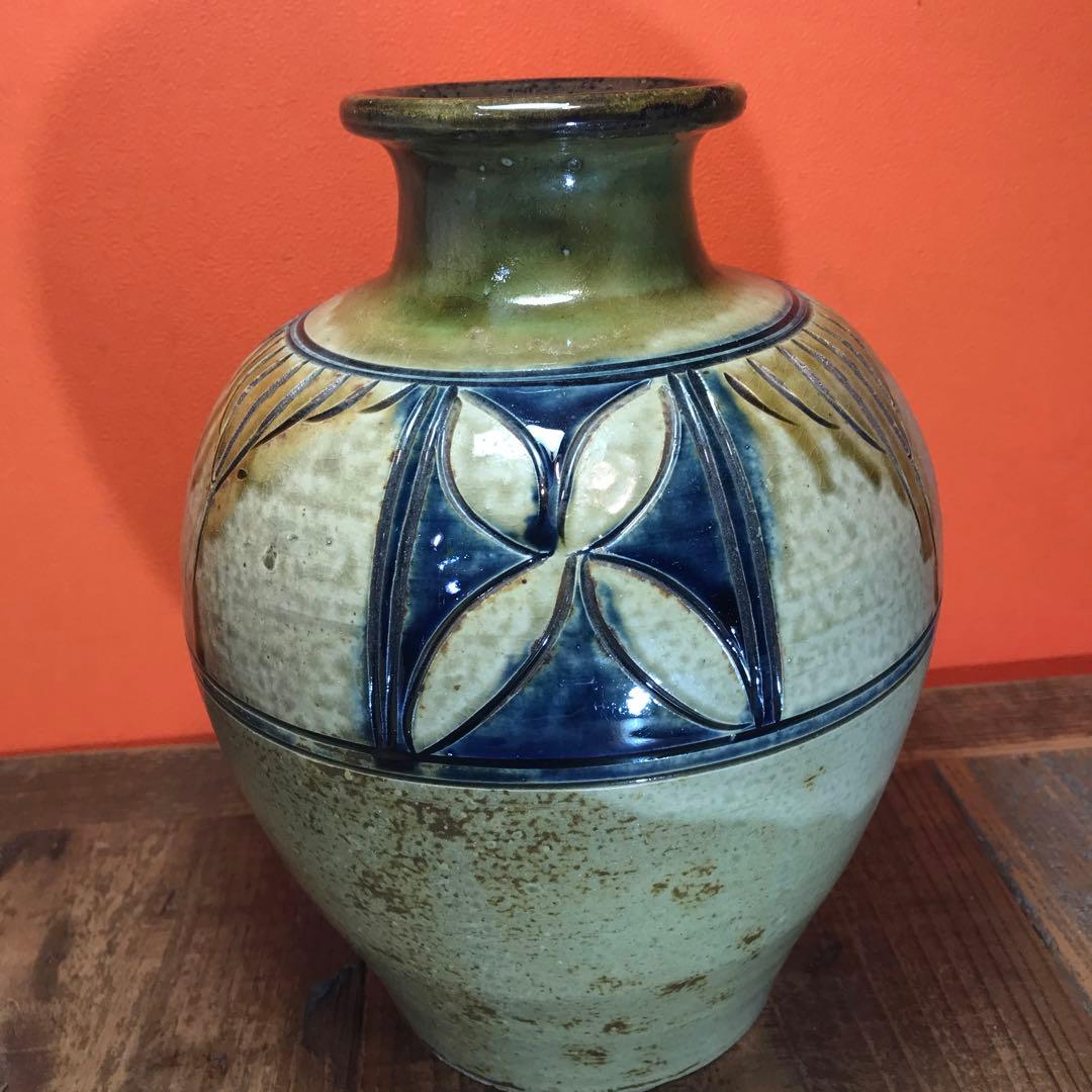 壷屋焼　読谷山焼　やちむん　名工 上江洲茂生さんの花瓶です。