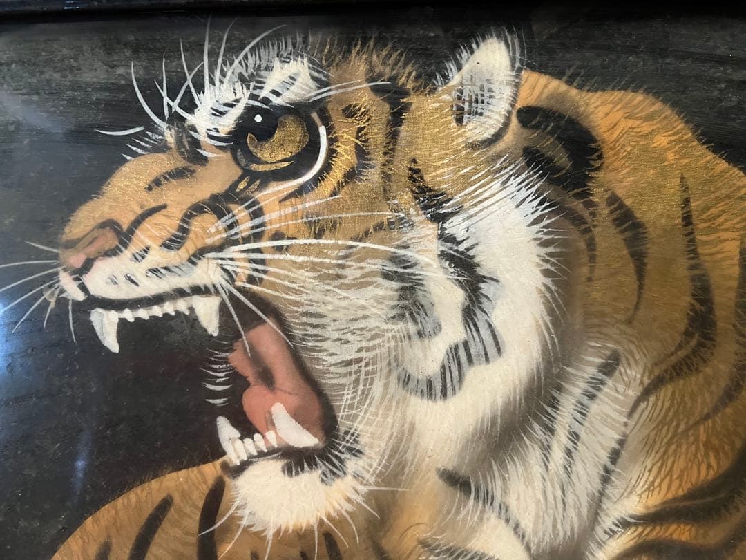 トラのリアルな絵画（黒フレーム）