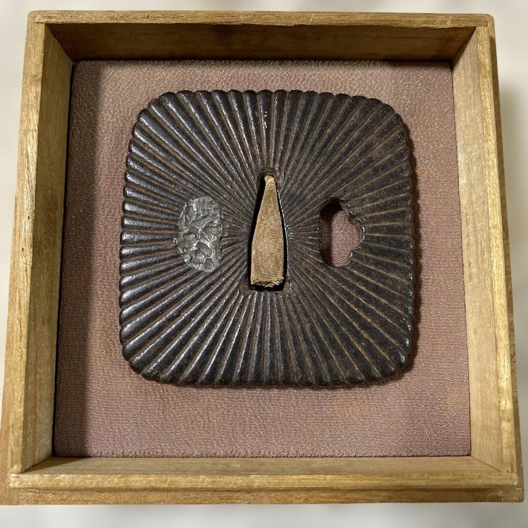 B-15 鍔 つば　武具　刀装具　鉄製　アンティーク　美術品　工芸品　木箱付き