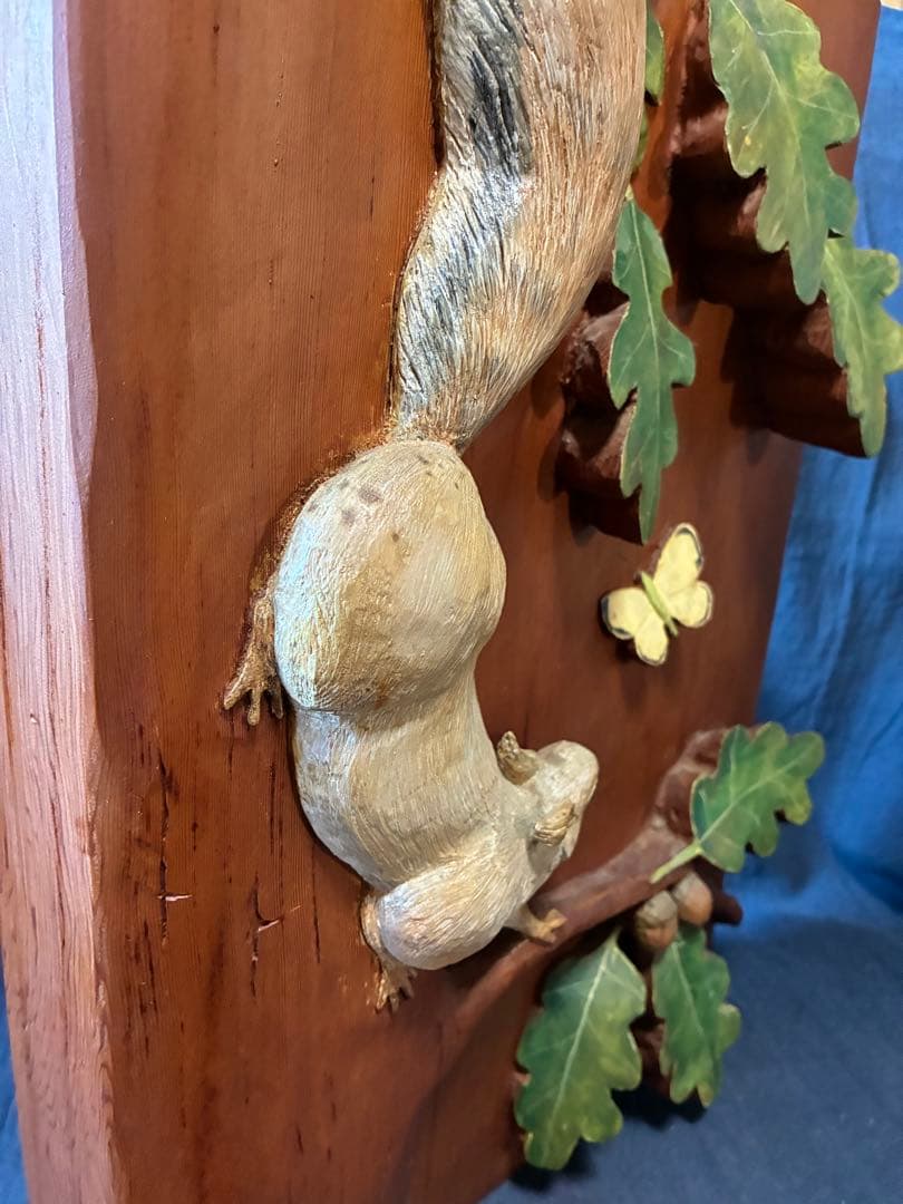 クヌギに登ってドングリを食べるリス　レリーフ　一枚板に浮き彫り