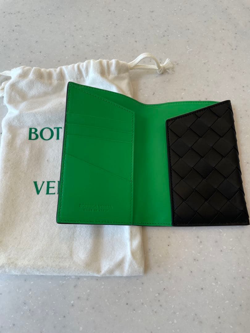 未使用品 ボッテガヴェネタ イントレチャート パスポートケース 二つ折り