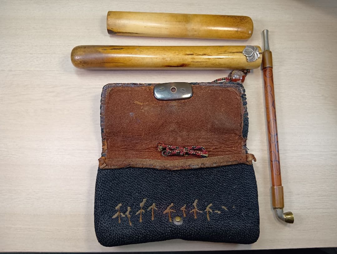 煙草入相良刺繍／達磨図前金具／美品煙管筒