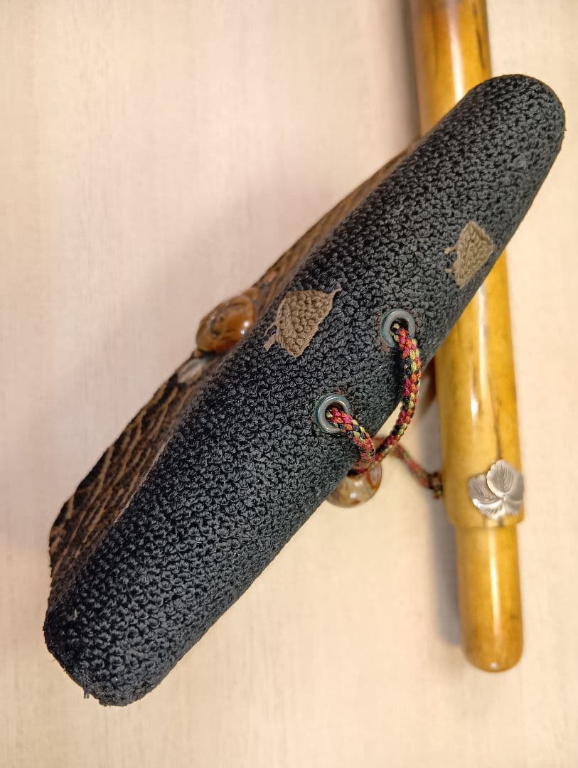 煙草入相良刺繍／達磨図前金具／美品煙管筒