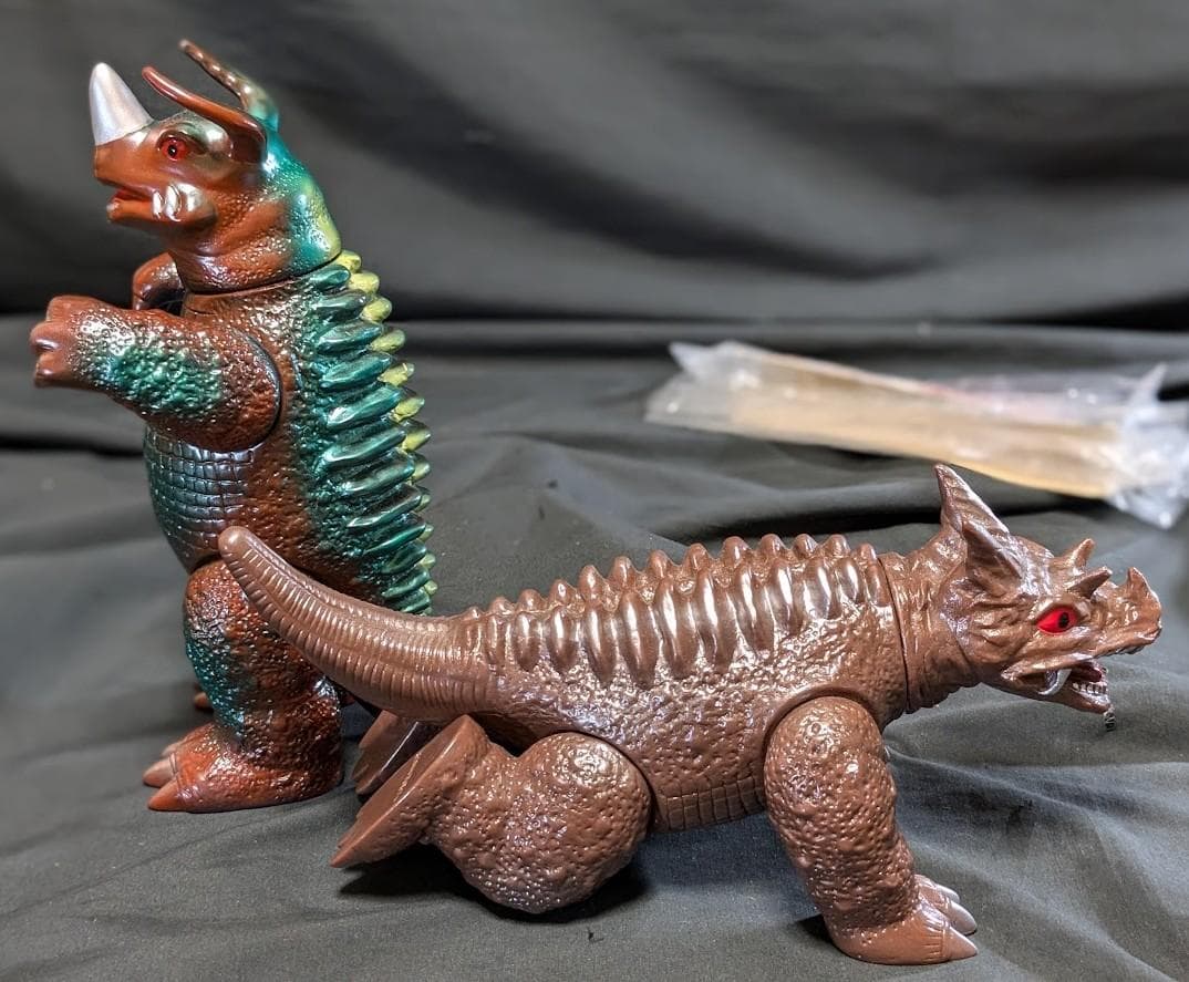 パゴス四足歩行版・ネロンガ（マルサン）ソフビフィギュア２体セット