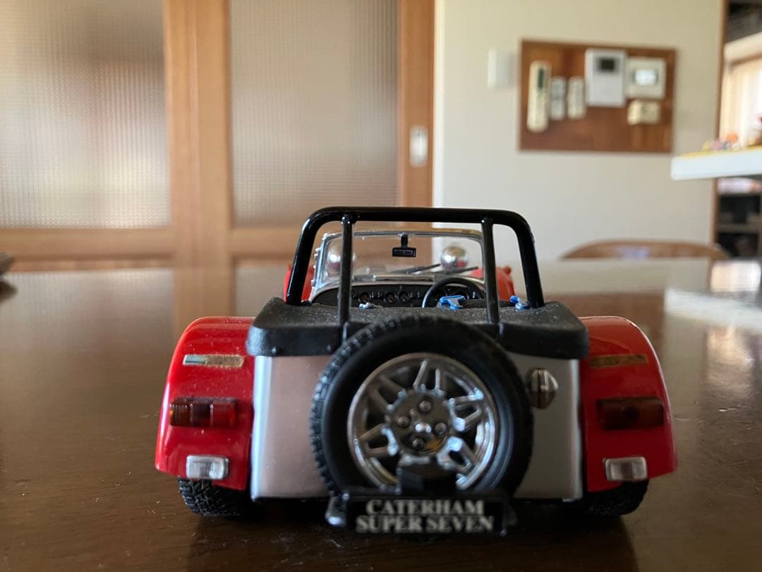 京商1/18CATERHAM SUPER SEVEN ミニカーレッド/シルバー