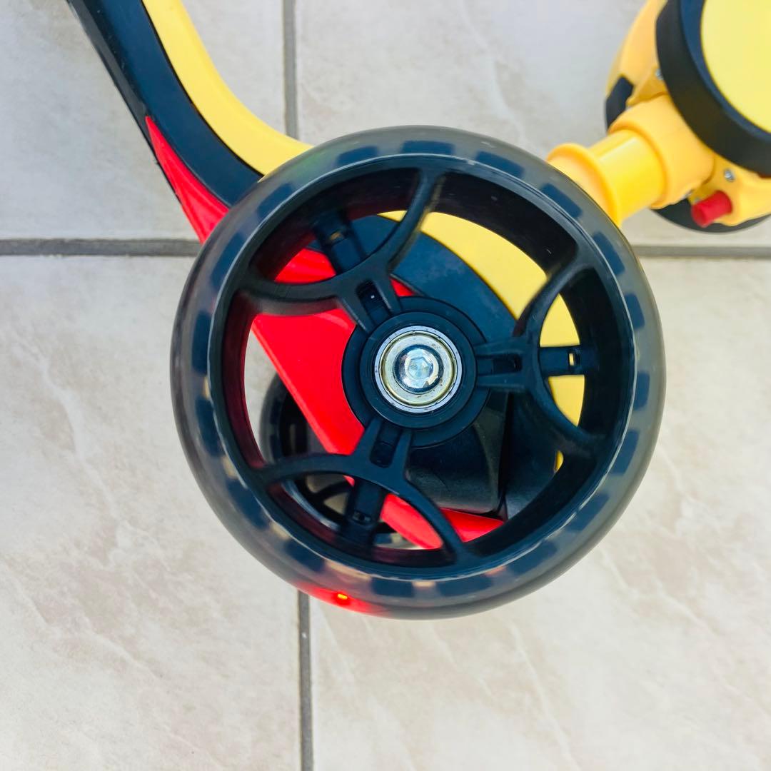 KÜB黄色い三輪スケーターホイール LEDライト　座ったり立ったりして乗れます