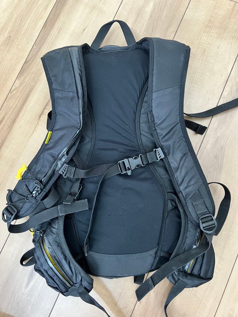 BURTON AK457 バックパック 　黒/黄色 16～18L