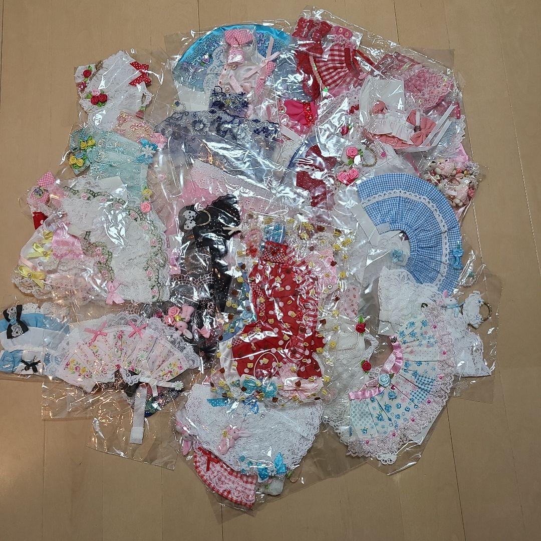 ダッフィーとシェリーメイのぬいぐるみ(88体)。