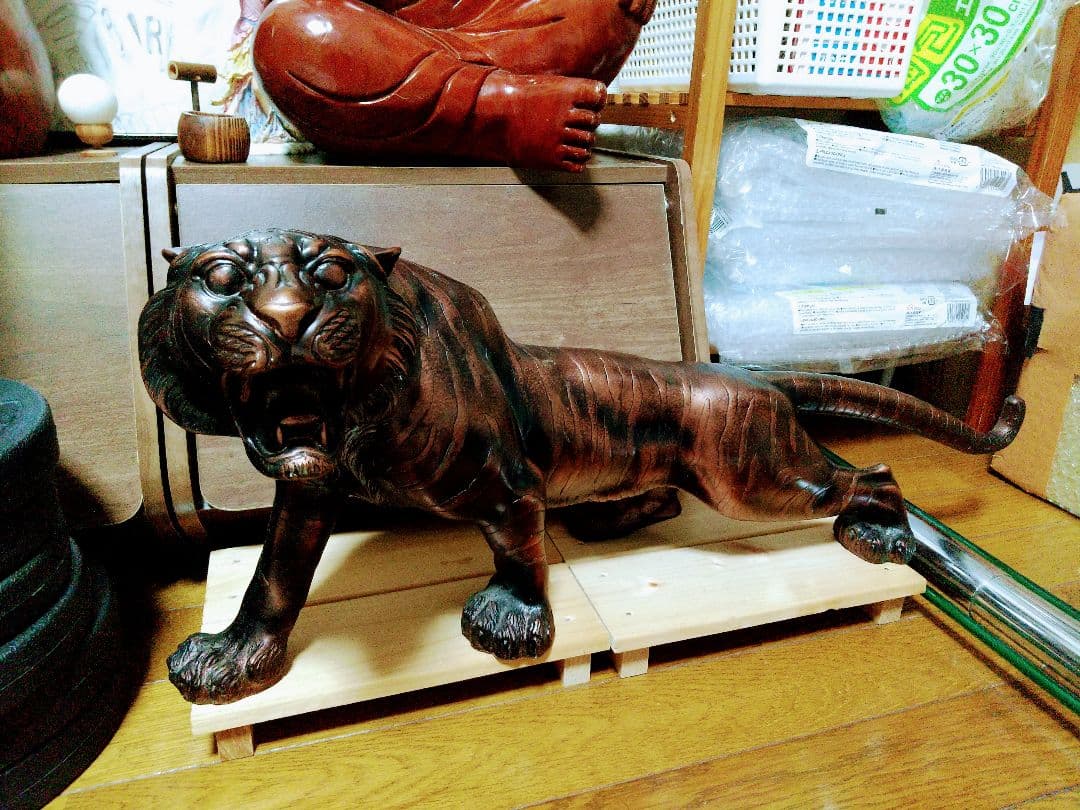 蓮ちゃんの巨大.虎の置物.約65cm位吠える姿勢.金属製