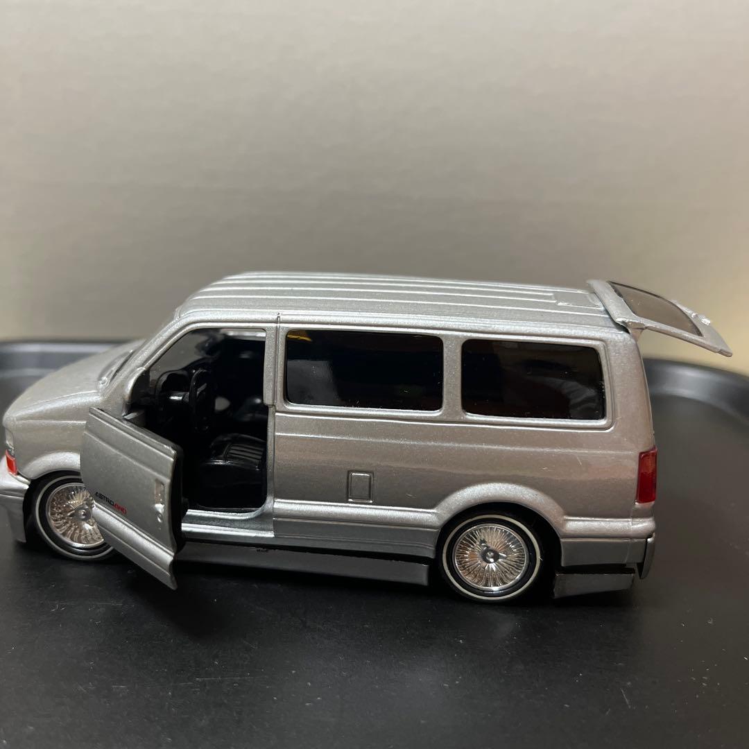 シボレーアストロ　プルバックカー　シルバー