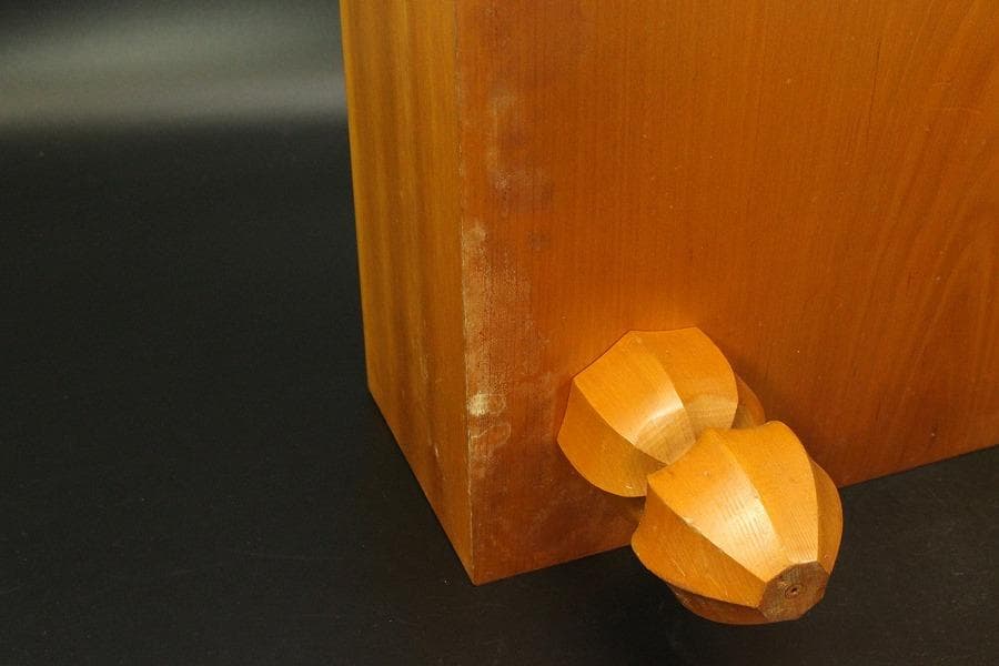 囲碁 碁盤 本榧 良木目 足付 総高26.7cm 厚み15cm 良品(A266)