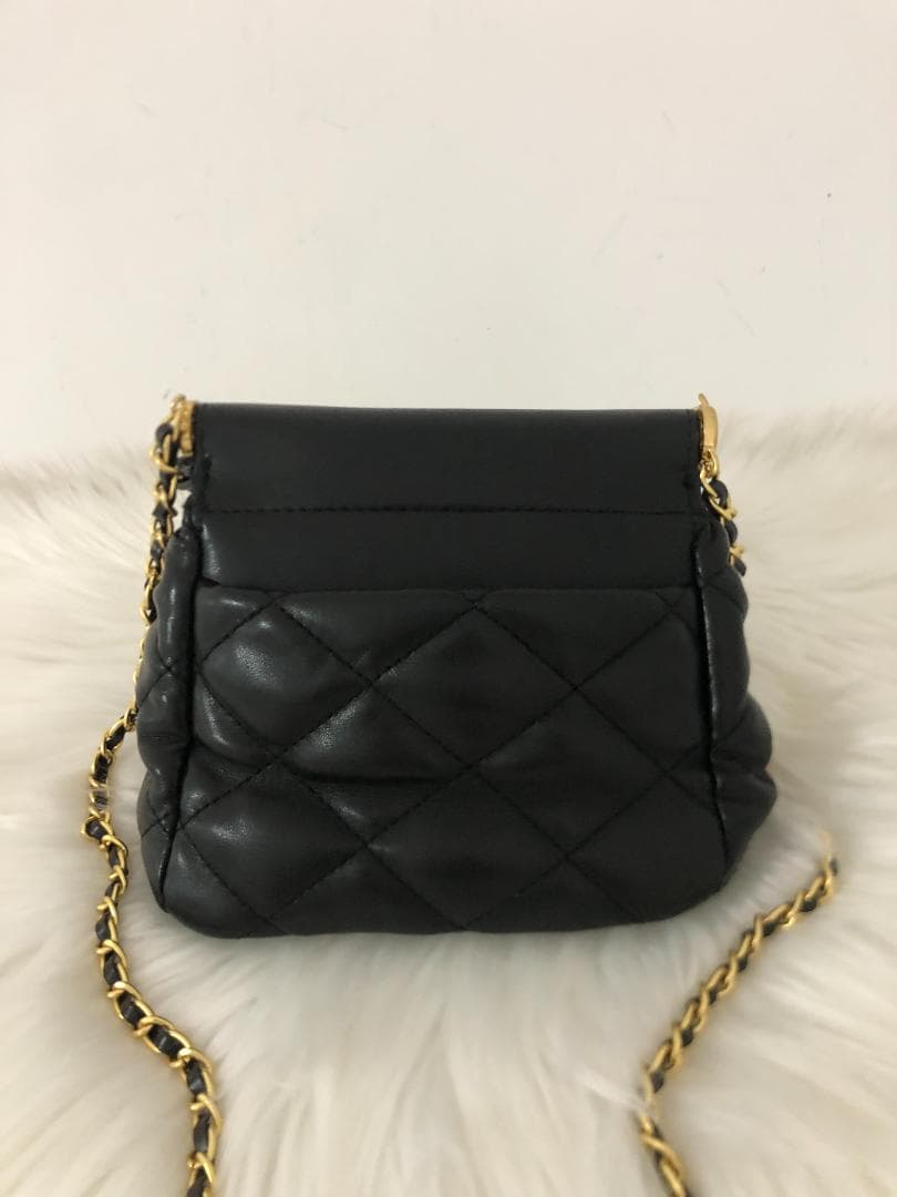 ブラック ショルダーバッグ レザー　多いロゴ　エレガント　女性　ノベルディー